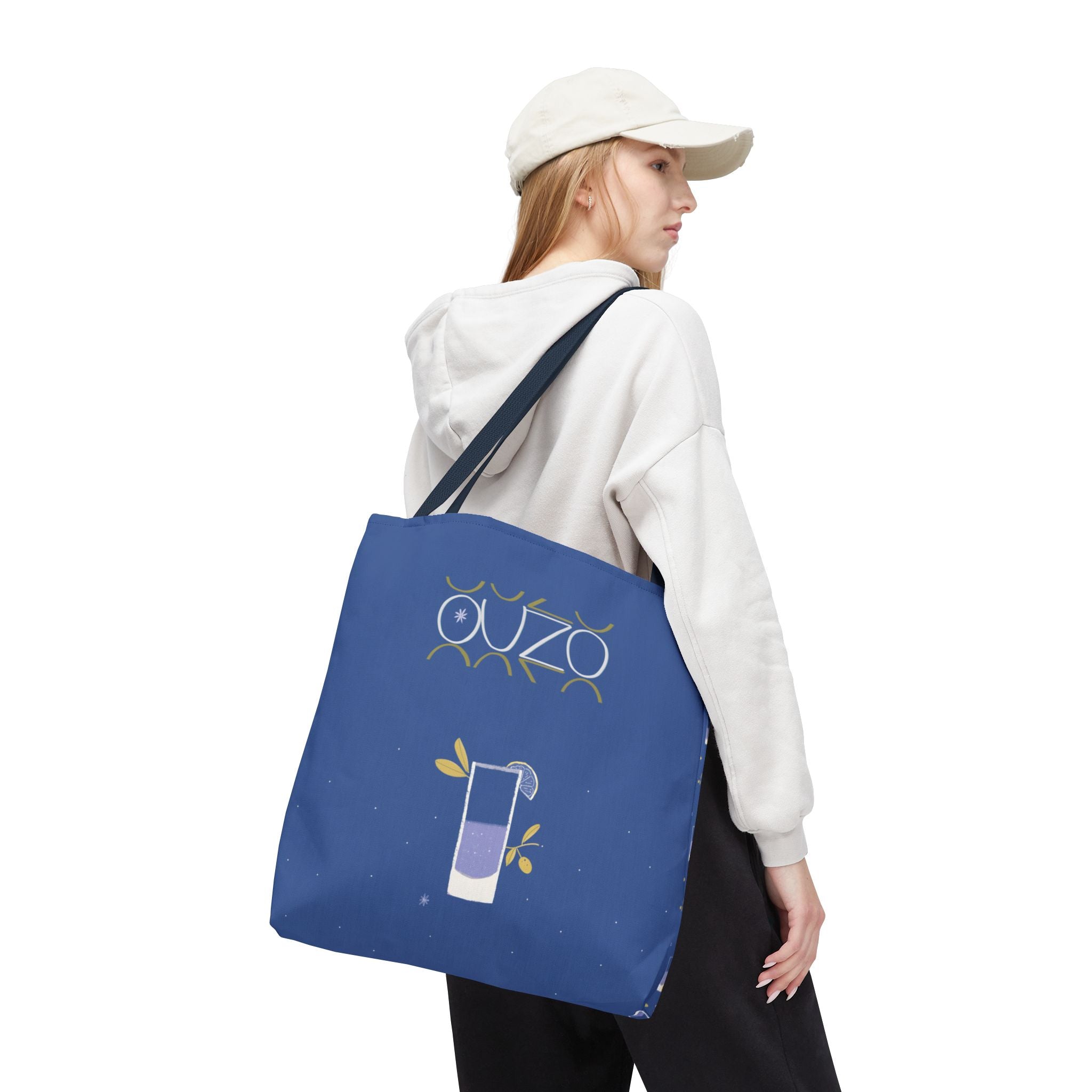 Frau trägt die Ouzo Vibes Tote Bag mit weißem Tragegriff und mediterranem Print – inspiriert von griechischem Inselurlaub