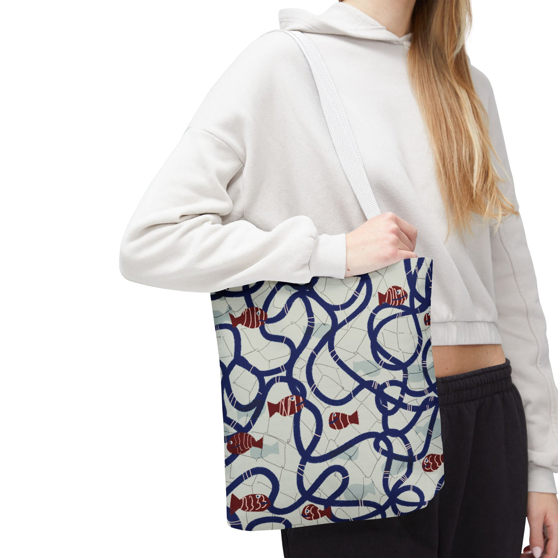Woman in hoodie carrying the nautical tote on her shoulder – perfect for everyday style. / Frau im Hoodie trägt die maritime Tote lässig über der Schulter – ideal für Alltagslooks.