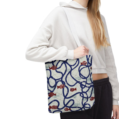 Woman in hoodie carrying the nautical tote on her shoulder – perfect for everyday style. / Frau im Hoodie trägt die maritime Tote lässig über der Schulter – ideal für Alltagslooks.