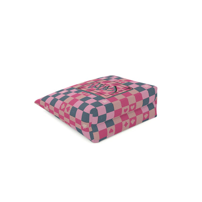 Playful flat layout showing detailed pink-blue checkerboard and charm motifs. | Detailansicht des Prints mit Retro-Herzen und Karos in Pink &amp; Blau.
