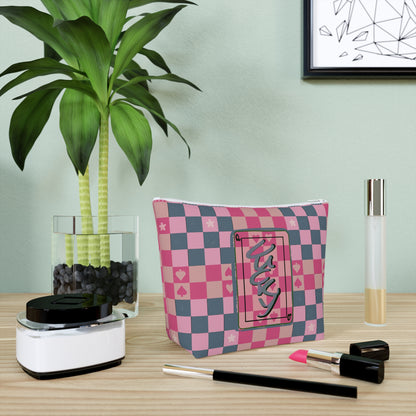 Styled with books &amp; plants – the lucky bag fits your everyday scene. | Perfekt für Schreibtisch oder Reise – charmante Kosmetiktasche im Einsatz.