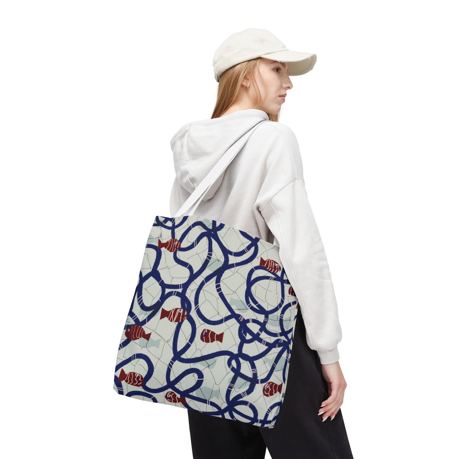 Side view of woman with cap carrying large Good Catch tote – roomy and relaxed. / Seitenansicht einer Frau mit Cap und großer Good Catch Tote – geräumig und lässig.